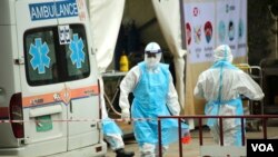 រូបឯកសារ៖ ក្រុមមន្ត្រីសុខាភិបាលក្នុងឯកសណ្ឋានការពារពីការឆ្លងជំងឺកូវីដ១៩ កំពុងបញ្ជូនអ្នកជំងឺកូវីដ១៩ ទៅទទួលការព្យាបាលនៅមណ្ឌលព្យាបាល នៅកោះពេជ្រ រាជធានីភ្នំពេញ ថ្ងៃទី១៥ ខែមេសា ឆ្នាំ២០២១។ (ហ៊ាន សុជាតា/វីអូអេ)