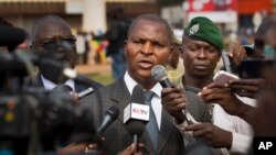 Faustin-Archange Touadera, au centre, a été élu président de la Centrafrique, parle à la presse, lors de la campagne électorale, à Bangui, 5 janvier 2016.