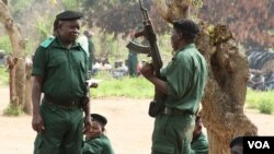 Former Renamo rebels being re-trained for combat at a remote bush camp near Mozambique's Gorongosa mountains, November 8, 2012. (J. Jackson/VOA) 