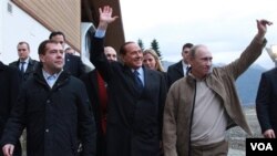 Presiden Dmity Medvedev (kiri), Perdana Menteri Vladimir Putin (kanan), dan Perdana Menteri Silvio Berlusconi berjalan di Krasnaya Polyana di Rusia Selatan (Jumat, 3 desember 2010).
