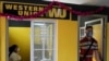 Seorang pengunjung pergi meninggalkan kantor Western Union di Havana, Kuba, pada 23 November 2020. (Foto: Reuters/Alexandre Meneghini/File Photo)