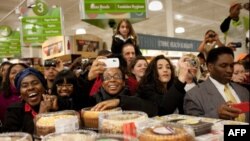 美国商店里的顾客和食品