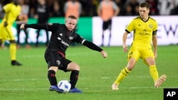 지난 1월 미국 워싱턴 D.C.에서 열린 ‘MLS컵 플레이오프’ 축구 경기에서 DC 유나이티드의 웨인 루니 선수가 콜럼버스 크루 선수인 위 트랩을 따돌리고 있다. 