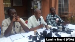 Des membres du MBDHP face aux journalistes à Ouagadougou, le 9 mars 2019. (VOA/Lamine Traoré)