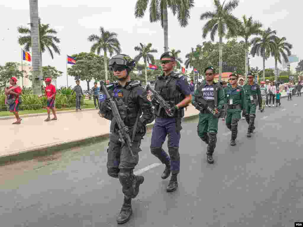 កងកម្លាំង​ប្រដាប់ដោយអាវុធ​ ដើរល្បាត​ដើម្បី​&#171;ការពារសណ្តាប់ធ្នាប់​&#187; ក្នុង​ពិធី​បុណ្យ​អុំទូក​ ក្នុង​រាជធានី​ភ្នំពេញ​កាលពី​រសៀលថ្ងៃទី​១១ ខែវិច្ឆិកា ឆ្នាំ២០១៩។​ (កាន់​ វិច្ឆិកា​​/​VOA)