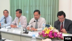  រូបឯកសារ៖ លោក ទេព នីថា អគ្គ​លេខាធិការ​គណៈកម្មាធិការ​រៀបចំ​ការ​បោះឆ្នោត (គ.ជ.ប.) និយាយ​នៅ​ក្នុង​សន្និសីទសារព័ត៌មាន​មួយ​នៅ​ទីស្នាក់ការ គ.ជ.ប. ដើម្បី​ឆ្លើយតប​នឹង​ការ​សាកសួរ​ពី​អង្គការ​សង្គម​ស៊ីវិលកាល​ពី​ថ្ងៃសុក្រ ទី៣ ខែ​ឧសភា ឆ្នាំ​២០១៣។ (ស៊ុយ ហ៊ាមខេមរា/VOA)