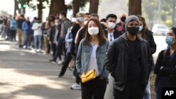 Warga Australia, sebagian besar anak-anak muda antre untuk menerima vaksinasi COVID-19 di Homebush Olympic Park di Sydney, di tengah lonjakan COVID-19 varian Delta di Australia, 1 Juli 2021. 