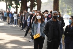 Orang-orang mengantre untuk mendapatkan vaksinasi di Pusat Vaksin NSW di Homebush Olympic Park di Sydney, Australia, 1 Juli 2021. (Foto: AP)