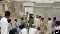 Warga Pakistan berkumpul di luar rumah anak perempuan Kristen yang dituduh menodai al-Quran di Islamabad (20/8).