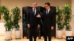 از راست به چپ، هان ژنگ، معاون رییس جمهور چین، و انتونی بلینکن، وزیر خارجهٔ ایالات متحده،