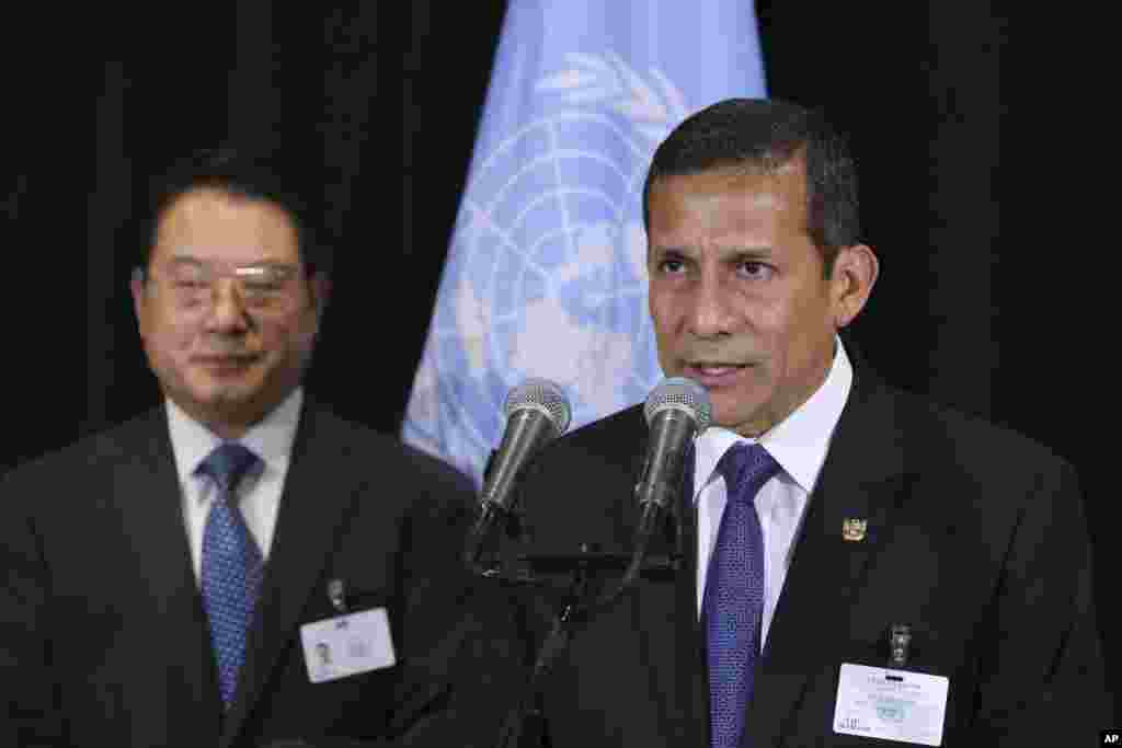 El presidente de Perú Ollanta Humala acompañado por el director general de la organización de desarrollo industrial de la ONU,&nbsp; Li Yong durante una conferencia de prensa el lunes 23 de septiembre.