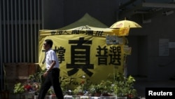 一名保安走过香港政府外民主派抗议者搭建的要求真普选的帐篷 （2016年6月16日）