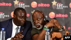 Le président de la Fédération sénégalaise de football Augustin Senghor (à gauche) lors d'une conférence de presse sur l'île de Gorée, au large de Dakar, le 7 janvier 2019, avant la cérémonie de remise des prix de la CAF 2018.
