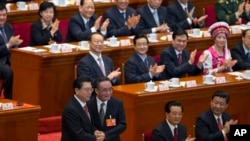2013年三月，中共中央政治局常委张德江（左）在接任中国全国人大委员会常务委员会委员长职务时与前任吴邦国在一起。（资料照片）