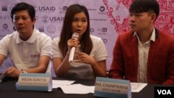 កញ្ញា មាន សុនីតា តួសម្ដែង និង​ជា​អគ្គរាជទូតសុឆន្ទៈនៃគម្រោងប្រយុទ្ធប្រឆាំងអំពើជួញដូរមនុស្សនៅកម្ពុជា នៃទីភ្នាក់ងារសហរដ្ឋអាមេរិកដើម្បីអភិវឌ្ឍន៍អន្តរជាតិ (USAID) ថ្លែងនៅក្នុងសន្និសិទសារព័ត៌មាននៅថ្ងៃសុក្រទី០៨ ខែកក្ដដា ឆ្នាំ ២០១៦ នៅរាជធានីភ្នំពេញ។ (ឡេង ឡែន/VOA) 