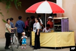 지난 2011년 북한 라선 시 장마당 입구. (자료사진)