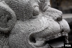 Salah satu arca Candi Borobudur tampak diselimuti abu.