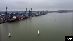 Pemandangan pelabuhan Felixstowe, di timur London, Sabtu, 12 Desember 2020. Perundingan Brexit belum juga menemui titik temu meski sudah berjalan tinga minggu. (Foto: AFP)
