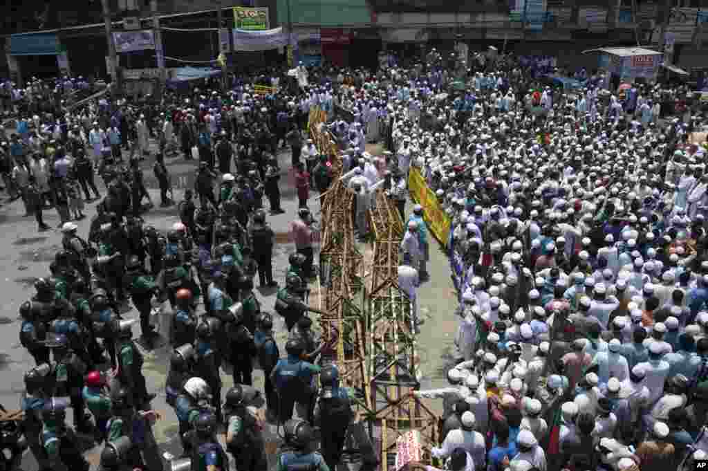Islamic activists block a road during a protest to demand that the government enact an anti-blasphemy law, Dhaka, Bangladesh, May 5, 2013.