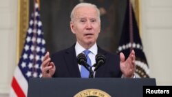 Presiden AS Joe Biden menyampaikan pernyataan tentang keadaan Rencana Penyelamatan Amerika-nya dari Ruang Makan Negara di Gedung Putih di Washington, AS, 5 Mei 2021. (Foto: REUTERS/Jonathan Ernst)