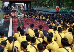Seorang tentara menerangkan sejarah pendirian Monumen Pancasila Sakti kepada para pelajar, 15 Oktober 2017. (Foto: Dita Alangkara/AP)