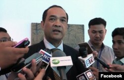 អ្នកនាំពាក្យ​ក្រសួង​ការបរទេស​កម្ពុជា លោក ជុំ សន្ទរី ​ថ្លែង​ទៅ​កាន់​អ្នក​សារព័ត៌មាន​កាលពី​ថ្ងៃខែ​តុលា ​ឆ្នាំ​២០១៦។ (រូបថត​ដក​ស្រង់​ចេញ​ពី​ហ្វេសប៊ុក)