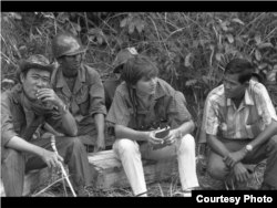 Kate Webb with soldier and her driver when she was on the field. (Sylvana Foa/Documentation Center of Cambodia)