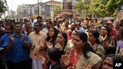 ស្រ្តីកាន់សាសនា​ហិណ្ឌូ​តវ៉ា​ប្រឆាំង​នឹង​ការ​ចេញ​សេចក្តីសម្រេច​ដក​បំរាម​មិន​ឲ្យស្ត្រី​ដែល​មាន​វ័យ​មាន​រដូវ​អាច​ចូល​ព្រះវិហារ​ជា​ទី​សក្ការៈ​កាលពី​ថ្ងៃពុធ​ទី០២ ខែមករា ឆ្នាំ២០១៩។