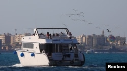 Tourists and Egyptians are seen on the diving ship Randa 2 during a summer vacation at a Red Sea resort, amid the coronavirus disease (COVID-19) outbreak, in Hurghada, Egypt August 25, 2020. Picture taken August 25, 2020. (REUTERS/Amr Abdallah Dalsh)