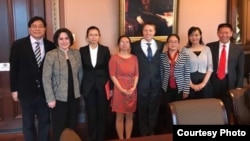 Ching-yu Lee and other wives of detained Chinese activists presented their husbands' cases to Matthew Pottinger, White House National Security Council senior director for Asian affairs, May 19, 2017. (whereislee.org)