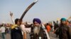 Seorang petani sedang memegang pedang dalam unjuk rasa untuk memprotes undang-undang pertanian pada acara Hari Republik India di Delhi, India, 26 Januari 2021. (Foto: REUTERS/Danish Siddiqui)
