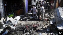 Warga memeriksa sisa-sisa rumah mereka di lokasi serangan bom bunuh diri di Kabul, Afghanistan pekan lalu. Kedutaan Irak di Kabul menjadi target serangan bom bunuh diri hari Senin (31/7).(Foto:dok)