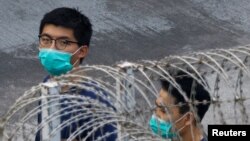 រូបឯកសារ៖ លោក Joshua Wong សកម្មជន​គាំទ្រ​លទ្ធិ​ប្រជា​ធិបតេយ្យ​ នៅក្នុងមន្ទីរឃុំឃាំង Lai Chi Kok បន្ទាប់ពីត្រូវបានកាត់ទោសឲ្យពន្ធនាគារពីបទរៀបចំការតវ៉ាដោយគ្មានការអនុញ្ញាតក្បែរទីស្នាក់ការប៉ូលិសកាលពីឆ្នាំ២០១៩ ក្នុងទីក្រុងហុងកុង កាលពីថ្ងៃទី៣ ខែធ្នូ ឆ្នាំ២០២០។