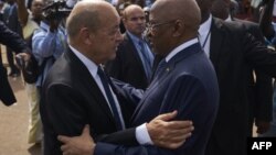 Le Premier ministre malien, Soumeylou Boubeye Maiga, reçoit le ministre français des Affaires étrangères, Jean-Yves Le Drian, lors de la célébration du 58ème anniversaire de l'indépendance du Mali à Bamako, le 22 septembre 2018.