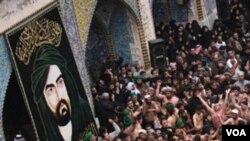 Peziarah muslim Syiah Irak melakukan upacara keagamaan di kota suci Karbala (foto: dok.).