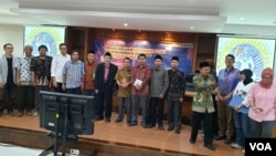Sejumlah aktivis lintas agama mengikuti diskusi tentang kebebasan beragama dan berkeyakinan di Fakultas Hukum Universitas Airlangga Surabaya (foto Petrus Riski/VOA).