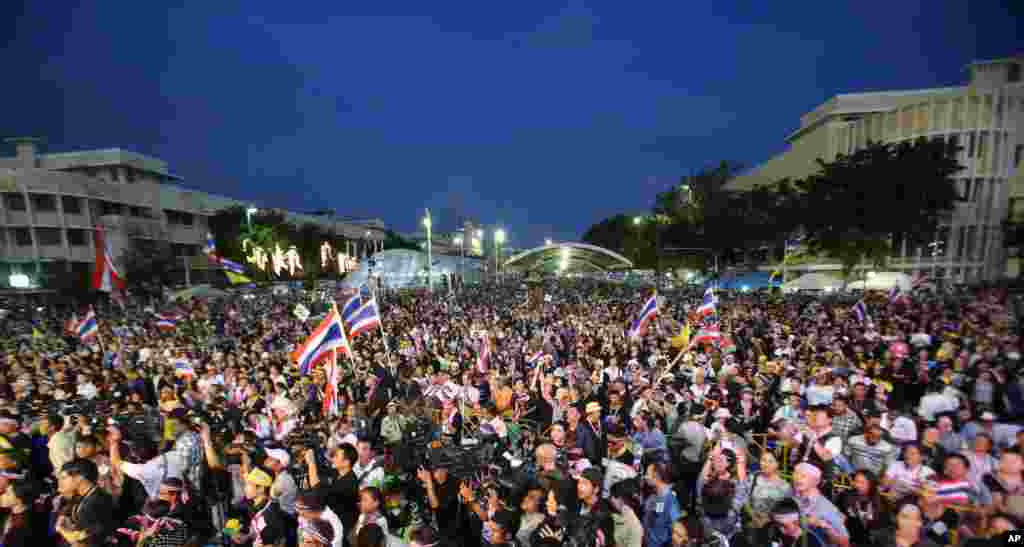 Para demonstran anti-pemerintah di Bangkok (25/11). (AP/Wason Wanichakorn).&nbsp;(AP/Sakchai Lalit)