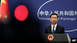 4일 겅솽 중국 외교부 대변인이 정례 브리핑을 하고 있다. 겅솽 대변인은 도널드 트럼프 미국 대통령이 북한과 거래하는 모든 국가들에 무역을 중단하겠다고 한 것과 관련해, 용납할 수 없고 불정한 조치라고 비난했다.