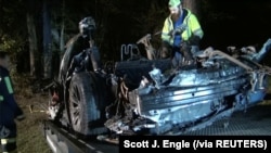 Puing-puing mobil swakemudi Tesla yang mengalami kecelakaan di The Woodlands, Texas, Sabtu, 17 April 2021. (Foto: Scott J. Engle via Reuters)