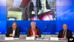 Qadri Jamil, kiri, mantan wakil perdana menteri yang mewakili oposisi Suriah, Samir Aita, tengah, anggota Forum Demokratik Suriah, dan Suleiman Numrud, seorang anggota independen oposisi Suriah, menghadiri konferensi pers di Moskow, Rusia (10/4).