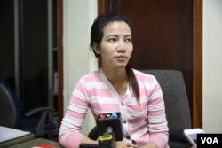 រូបឯកសារ៖ កញ្ញា ខំ ចាន់តារ៉ាទី ឬ ឈ្មោះ ស្រីមុំ ដែល​ត្រូវ​បាន​គេ​ចោទ​ថា​ជា​ស្រី​កំណាន់​របស់​លោក កឹម សុខា អនុ​ប្រធាន​គណបក្ស​ជំទាស់ បាន​បង្ហាញ​ខ្លួន​បំភ្លឺ​ករណី​ចោទ​ប្រកាន់​នេះ នៅ​ឯ​ស្នាក់ការ​អង្គការ​អាដហុក ក្នុង​រាជធានី​ភ្នំពេញ កាលពី​ថ្ងៃ​ទី៩ ខែមីនា ឆ្នាំ២០១៦។ (ហ៊ាន សុជាតា/VOA)