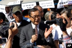 រូបឯកសារ៖ លោក សម រង្ស៊ី ប្រធាន​គណបក្ស​សង្គ្រោះ​ជាតិ (កណ្តាល) ថ្លែង​សុន្ទរកថាក្នុង​ថ្ងៃប្រារព្ធ​ទិវា​សិទ្ធិមនុស្ស​អន្តរជាតិ នៅ​មុខ​រដ្ឋសភាជាតិ នៅ​ទីក្រុង​ភ្នំពេញ កាលពីថ្ងៃពុធ ទី១០ ខែធ្នូ ឆ្នាំ​២០១៤។