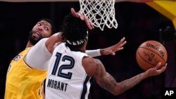 Anthony Davis des Lakers, à gauche.
