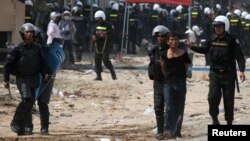 រូបឯកសារ៖ បាតុករ​ម្នាក់​ត្រូវ​បាន​ចាប់​ខ្លួន​ក្នុង​អំឡុងពេល​ដែល​មាន​ការ​ប៉ះទង្គិច​គ្នា​រវាង​កម្មករ​រោងចក្រ​និង​កងកម្លាំង​សន្ដិសុខ​នៅ​ជាយ​រាជធានីភ្នំពេញ កាល​ពី​ថ្ងៃទី ៣ ខែមករា ឆ្នាំ២០១៤។ (REUTERS/Samrang Pring) 