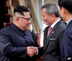 新加坡政府的照片显示，朝鲜领导人金正恩2018年6月10日抵达新加坡樟宜国际机场，新加坡外交部长维文博士迎接。