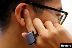 Salah satu pendiri Origami Labs, Emile Chan, berpose dengan cincin pintar Orii di Hong Kong Cyberport, Hong Kong, China, 3 Agustus 2017