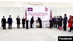 កម្ពុជាបរិច្ចាគ​​ម៉ាស​ជាង​២​លាន​ និង​បរិក្ខារ​វេជ្ជសាស្រ្ត​មួយ​ចំនួន​​ប្រឆាំង​នឹង​ជំងឺ​កូវីដ​១៩ ​ដល់​​​រដ្ឋាភិបាល​នេប៉ាល់។ (រូបថត​ពី​ Facebook​ ផ្លូវការ ​Samdech Hun Sen, Cambodian Prime Minister)