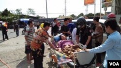 Indonesia earthquake victim is treated by first responders in Lombok, Indonesia, Thursday, Aug. 9, 2019. (Photo: Nurhadi Sucahyo for VOA Indonesia) 