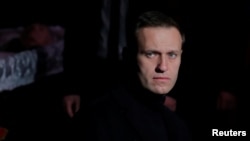 แฟ้มภาพ: อเล็กเซ นาวาลนี แสดงความเคารพต่อผู้ก่อตั้งกลุ่มสิทธิมนุษยชนที่เก่าแก่ที่สุดของรัสเซีย และลิวมิลา อเล็กเซเยวา ผู้ได้รับรางวัล Sakharov Prize ในกรุงมอสโก รัสเซีย 11 ธันวาคม 2018 (รอยเตอร์)