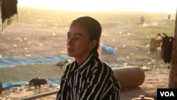 អ្នកស្រី ផា ស្រីស ភរិយារបស់លោក ហុន សំណាង ដែលបានជួលដី៣០ហិកតា ដាំស្រូវ នៅក្នុងខេត្តកំពង់ធំ ថ្ងៃ​ទី​១៩ ខែមករា ឆ្នាំ២០១៩។ (ស៊ុន ណារិន/VOA)